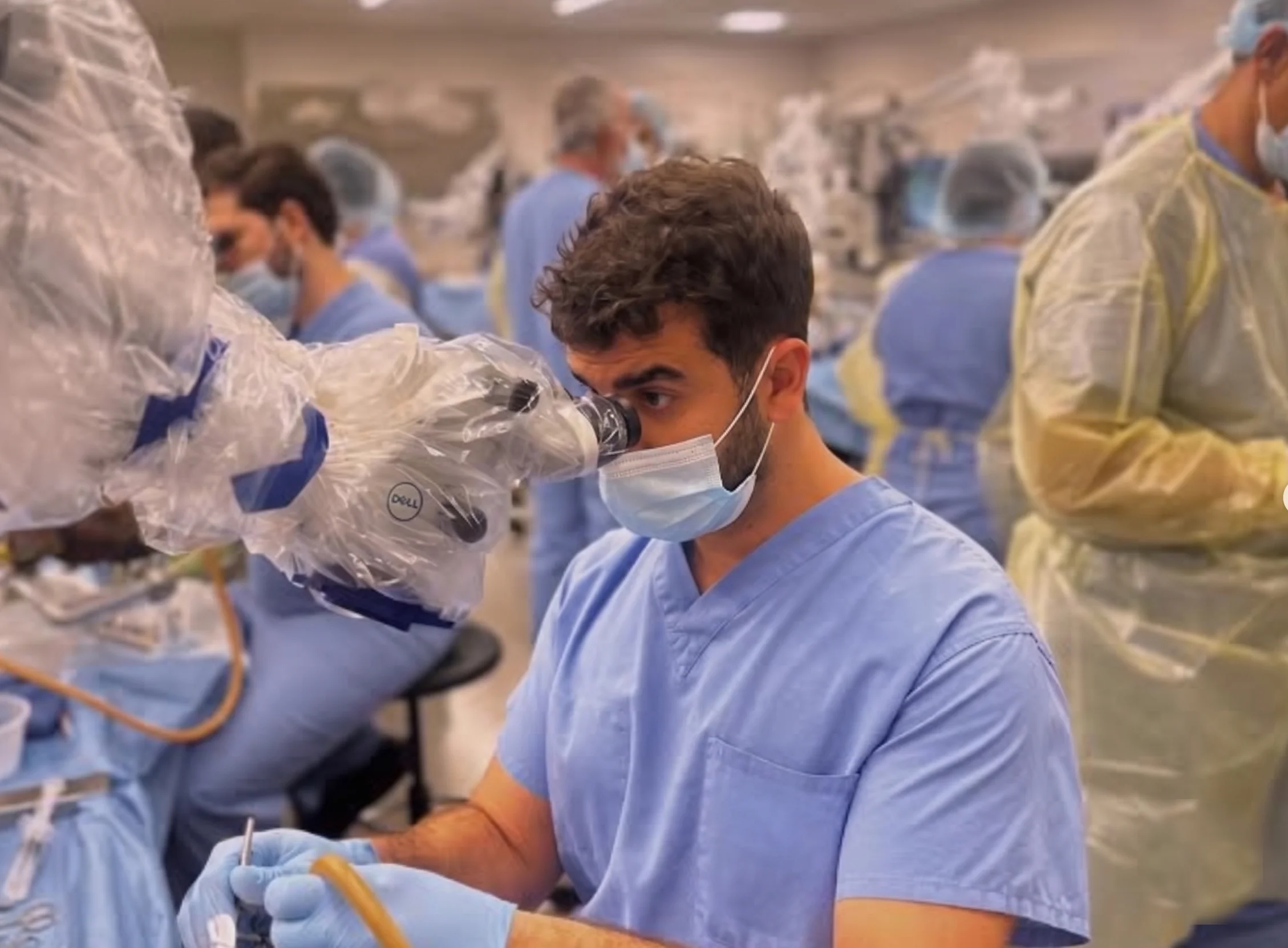 Dr. Alex Daoud em treinamento de microcirurgia ao microscópio cirúrgico